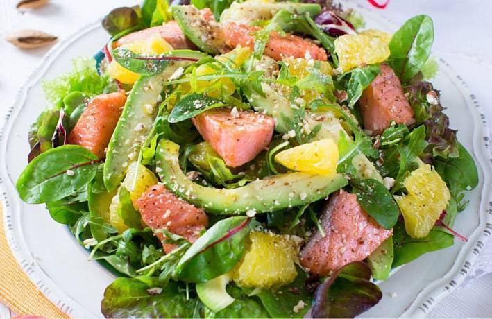 Салат с авокадо и красной рыбой - бесподобная закуска для праздника и на каждый день