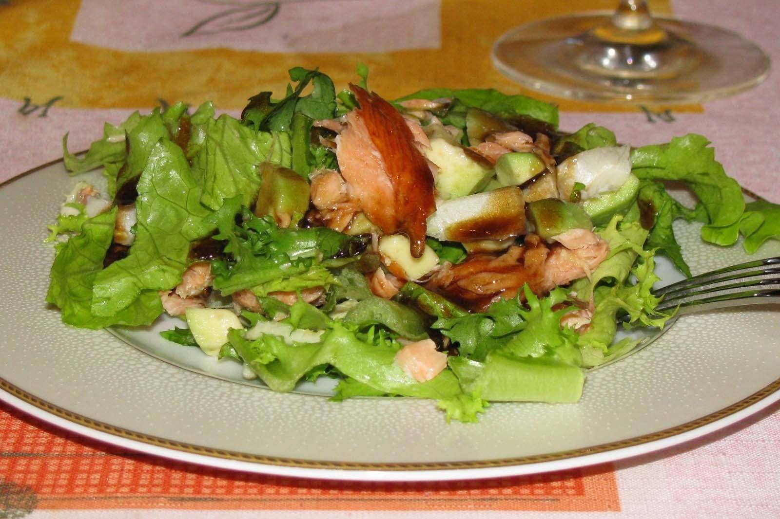 Салат с копченой рыбой - рецепты из скумбрии, горбуши, трески и осетрины