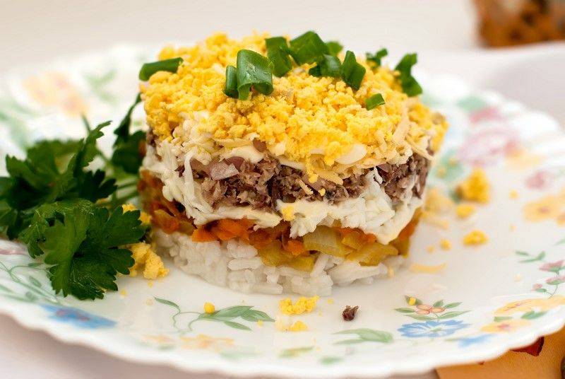 Салат из консервированной горбуши с рисом и яйцами - 8 пошаговых фото в рецепте