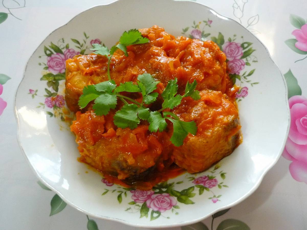 Рыба в томате с морковью и луком