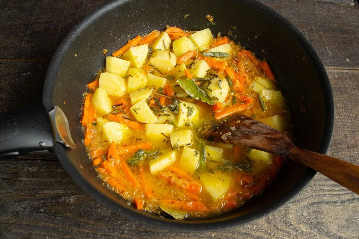 Рыба, тушеная с овощами на сковороде - 8 пошаговых фото в рецепте