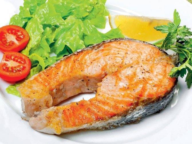 Вкусный и сочный стейк лосося на сковороде