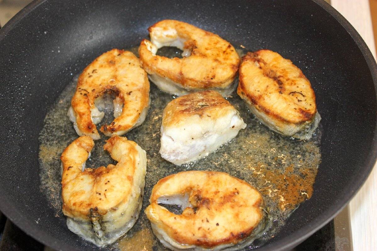 Жареная рыба: как правильно и вкусно жарить с хрустящей корочкой, рецепты на сковороде