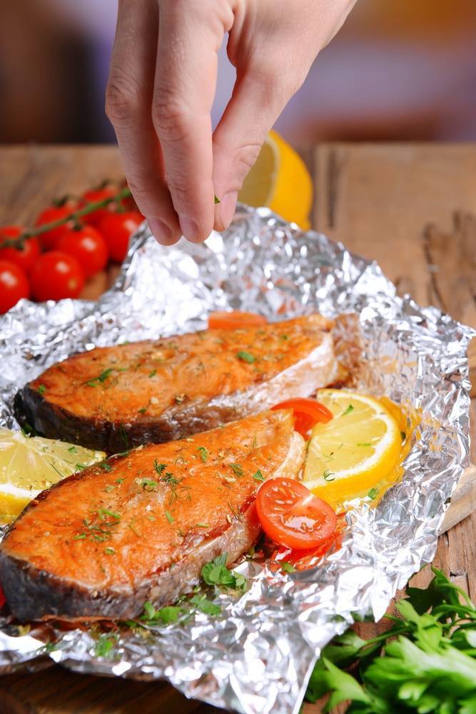 Запечённый лосось с картофелем в фольге – кулинарный рецепт