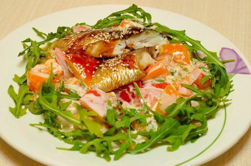 Салат с копченой рыбой — пикантная изюминка праздничного стола: рецепт с фото и видео