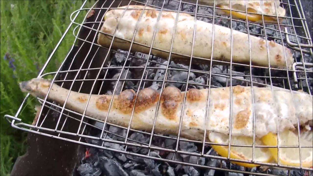 Рыба в углях в фольге на мангале