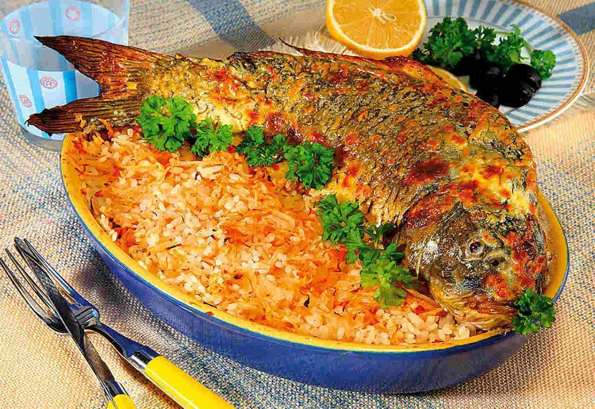 Запечённая рыба с рисом и овощами