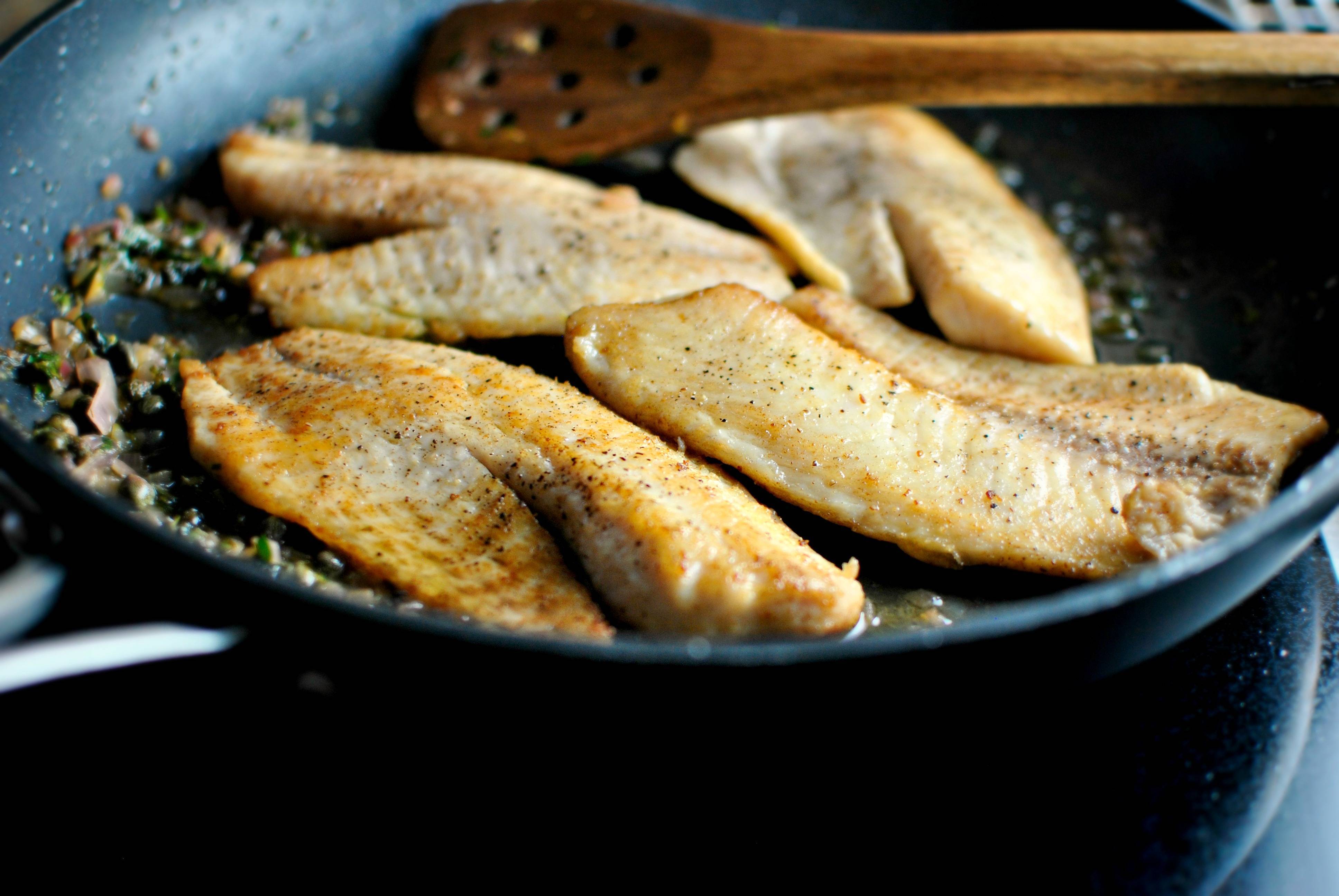 Как вкусно приготовить рыбу на сковороде без жарки: советы, рецепты