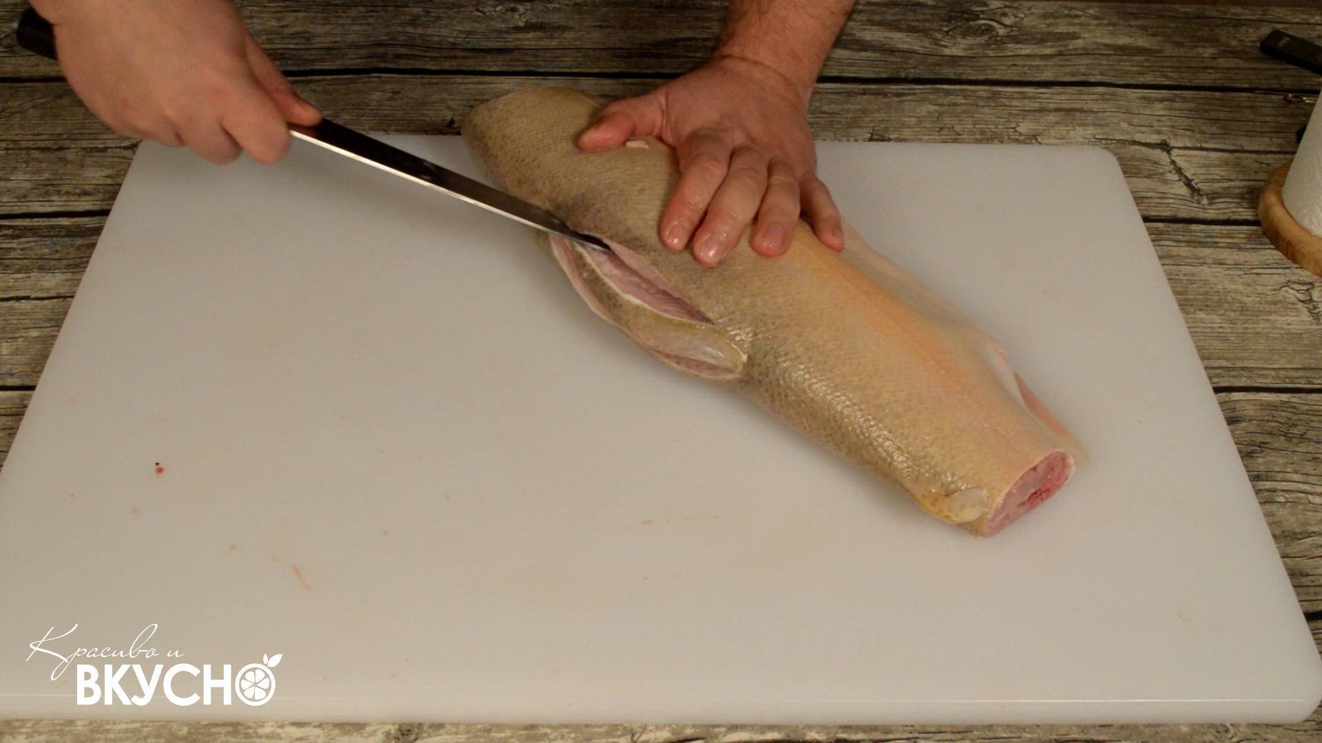 Как разделать форель, в том числе на филе или стейки и почистить от чешуи + видео