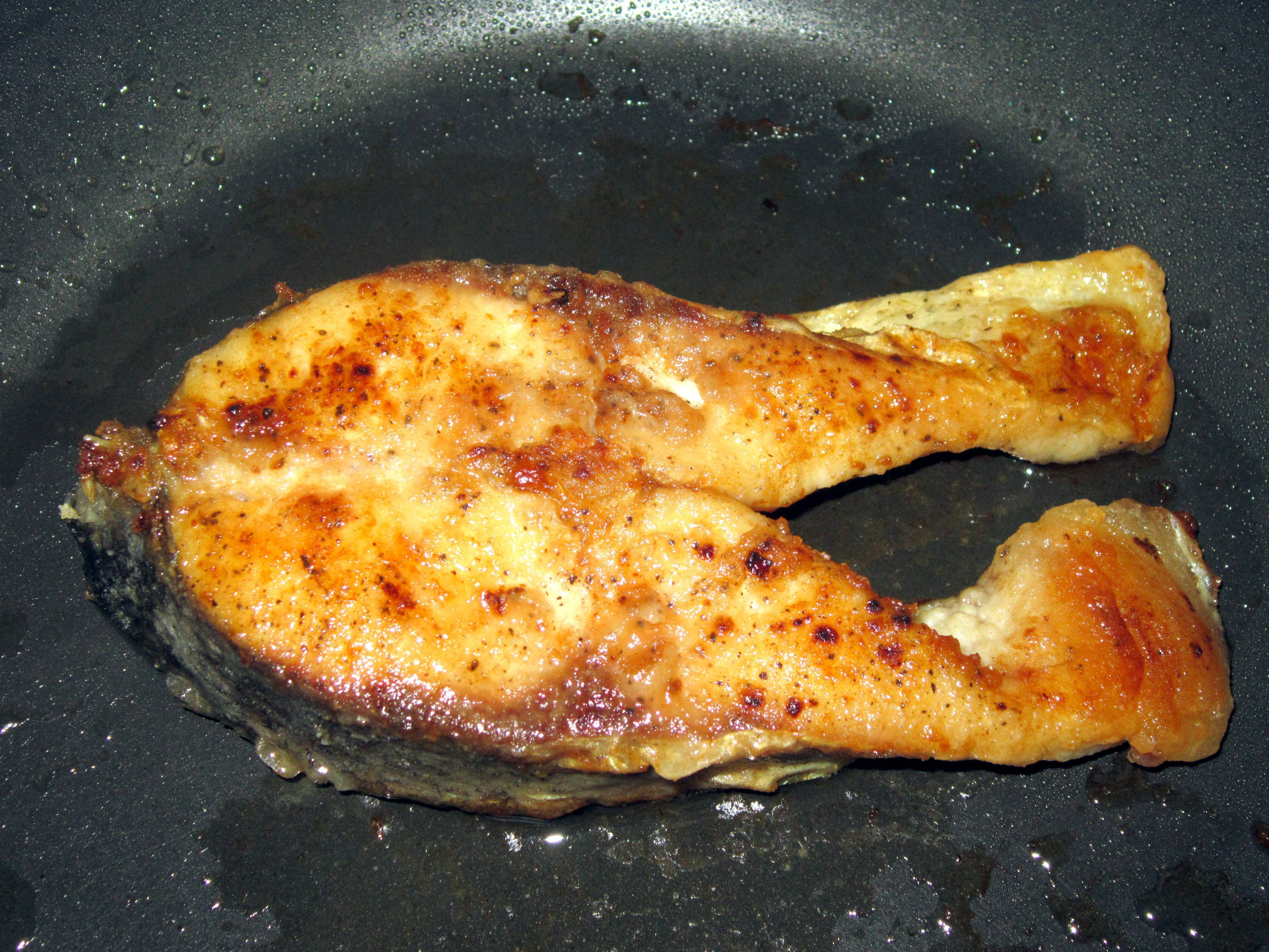Как вкусно пожарить рыбу на сковороде: рецепты, сколько жарится по времени