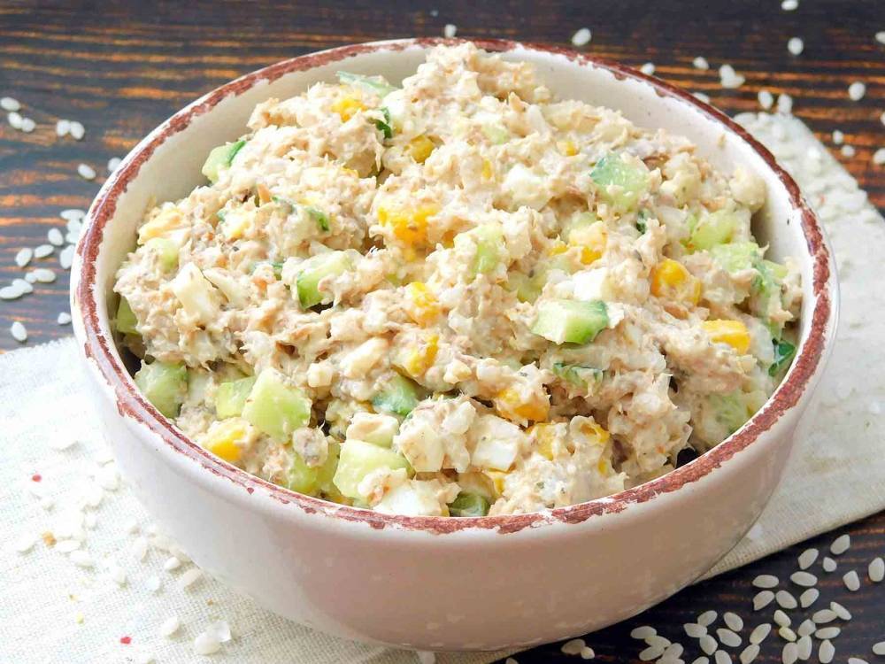 Салат с рисом и рыбными консервами — 7 рецептов приготовления