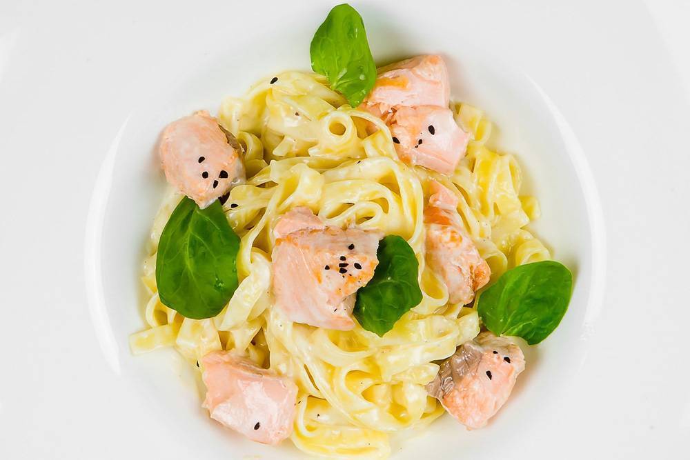 Фетучини с лососем в сливочном соусе: рецепты, секреты приготовления
