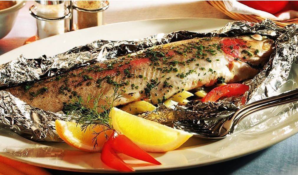 Форель, запеченная в духовке: 5 рецептов приготовления сочной и вкусной рыбы