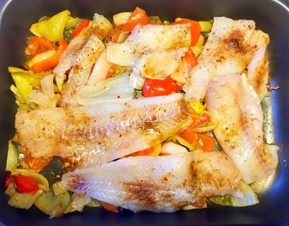 Рыба, тушеная с овощами на сковороде