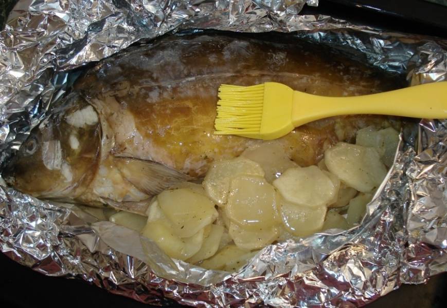 Как приготовить леща в духовке целиком, в фольге, с картошкой