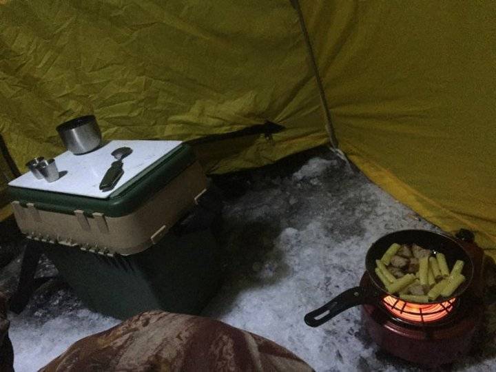 Ночевка в палатке зимой: как согреться и не замерзнуть