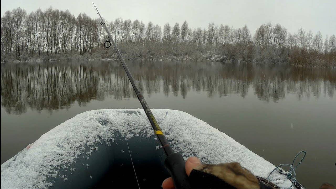 Зимой и с лодки можно рыбачить!