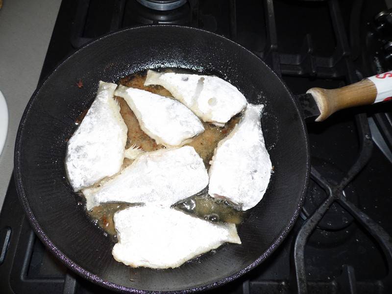 Как правильно жарить рыбу на сковороде