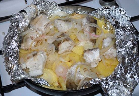 Филе рыбы с картошкой в духовке / блюда из минтая / tvcook: пошаговые рецепты с фото