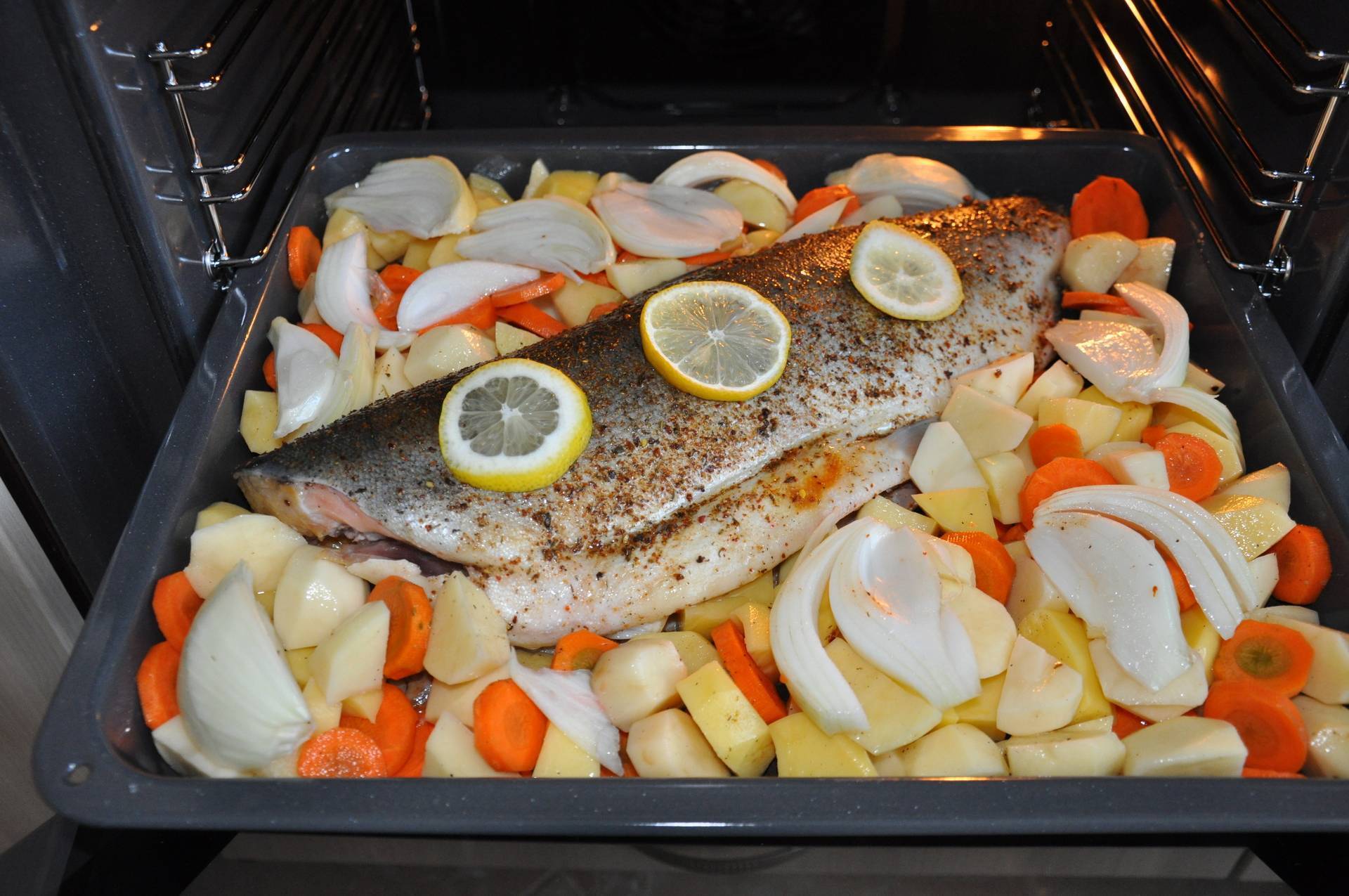 Рыба запечённая в духовке с овощами и сыром.