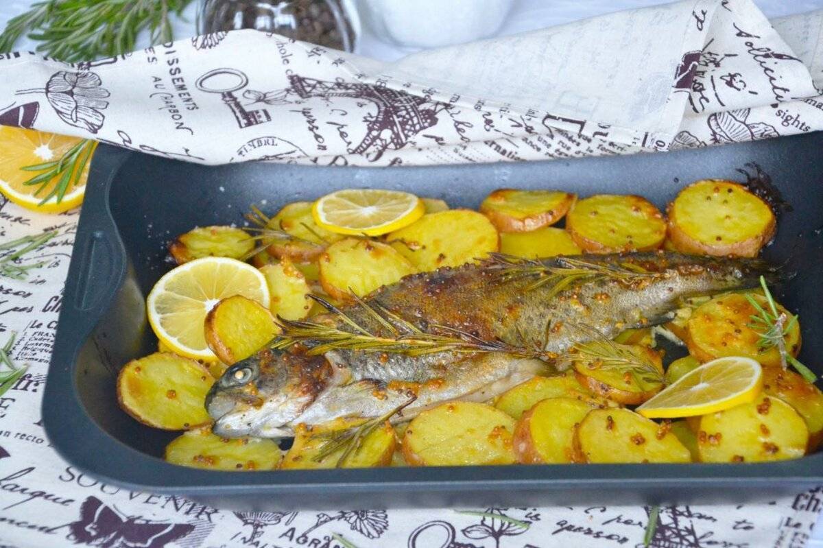 Рыба, запеченная с картофелем – кулинарный рецепт