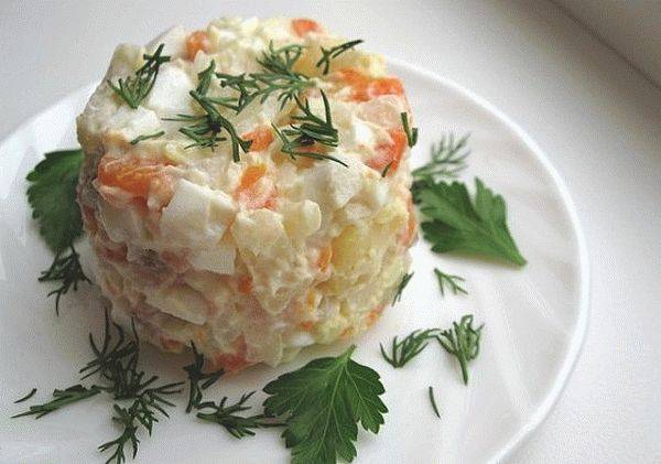 Салат из вареной рыбы - самый лучший вариант для легкого ужина: рецепт с фото и видео