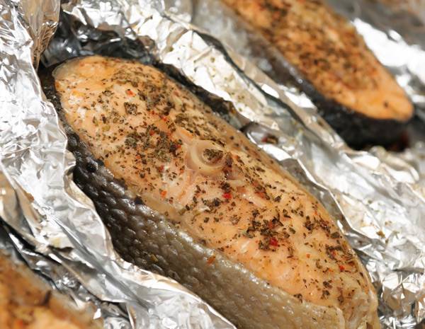 Как запечь лосось в духовке в фольге