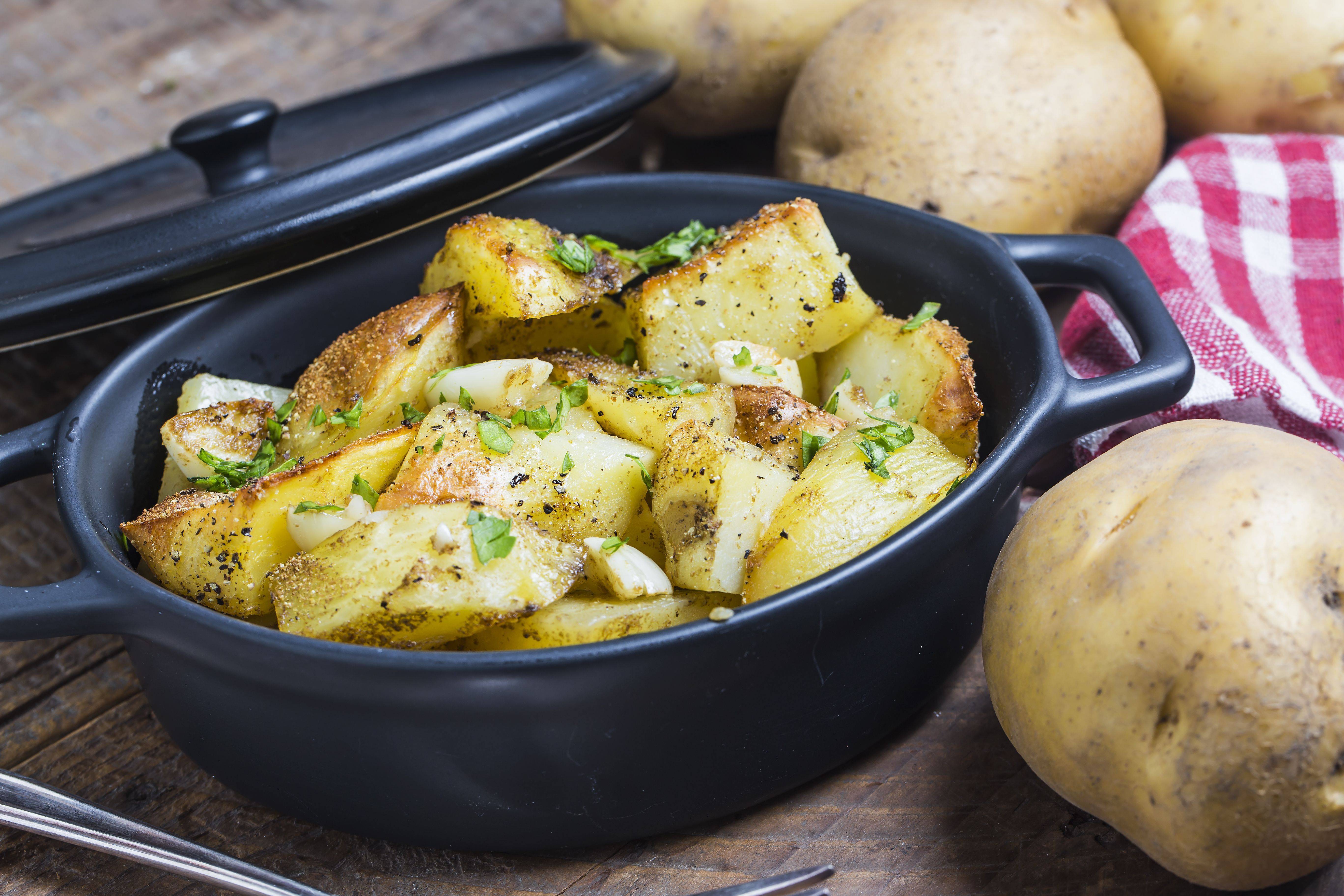 Сом, запеченный с картофелем – кулинарный рецепт