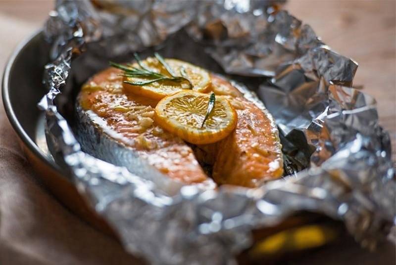 Запечённый лосось с картофелем в фольге – кулинарный рецепт