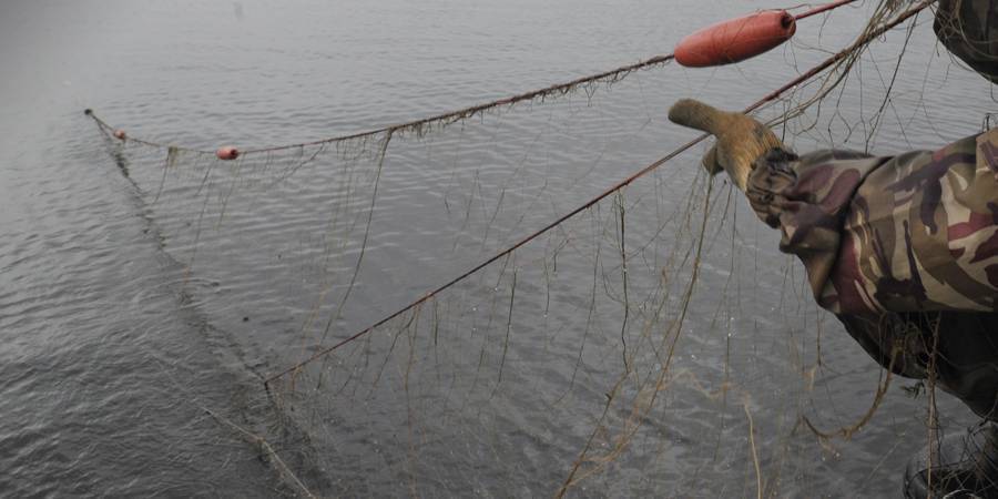 Как вязать рыболовную сеть? как начинающему рыбаку из лески сплести сеть для рыбалки? как своими руками связать ее на станке?