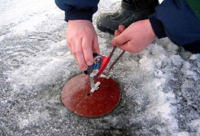 Как производится рыбалка на жерлицы по первому льду?