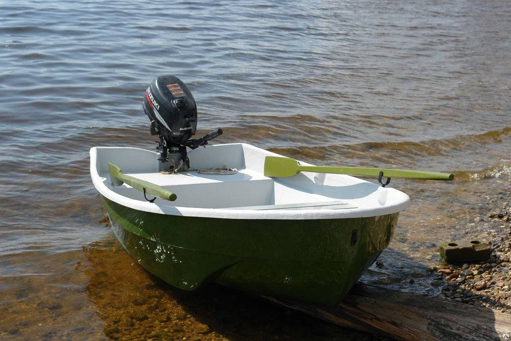 Пластиковые лодки (48 фото): лодки под мотор 5-10 л. с. для рыбалки и складные гребные лодки, моторные и другие модели российского производства