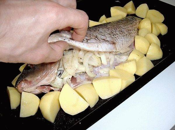 Карп в духовке в фольге с картошкой