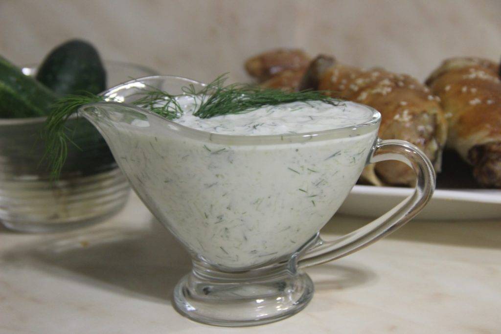 Йогуртовый соус с маринованными огурцами – кулинарный рецепт