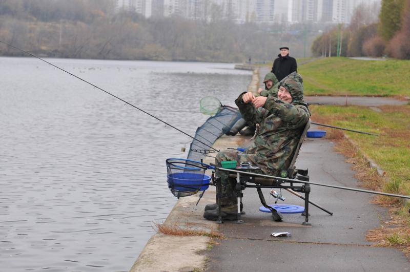 Холод и дождь не помеха рыбалке