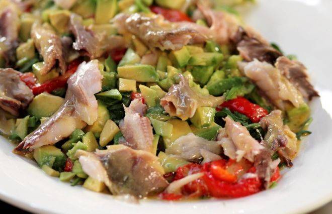 Вкуснейший салат с копченой рыбой - готовим дома