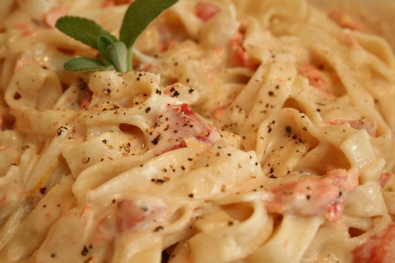Паста с семгой в сливочном соусе - рецепты спагетти с красной рыбой в сырном, томатном, чесночном соусе со сливками