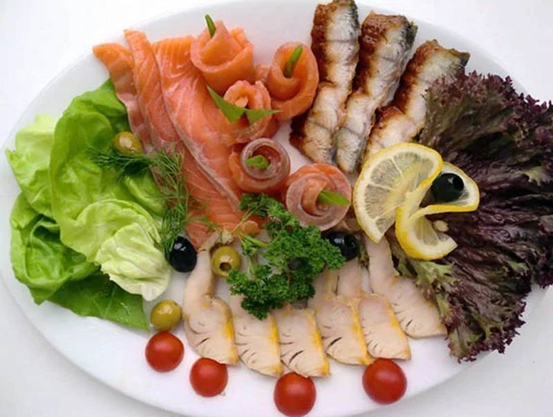 Праздничный рыбный стол — варианты оформления закусок, нарезок, бутербродов из рыбы: фото. украшение, оформление и сервировка блюд из красной, фаршированной, жареной, рыбы и рыбы горячего копчения: фото