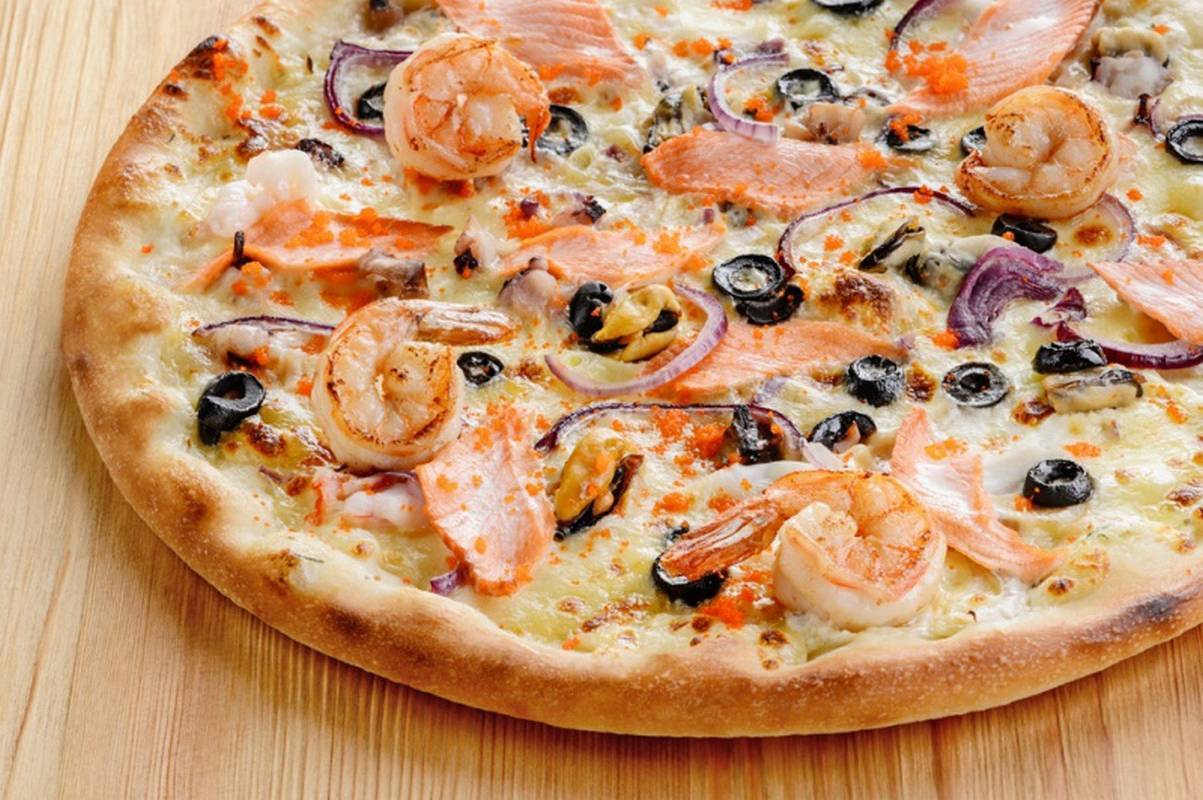 Пицца с колбасой — 7 рецептов с разными начинками в домашних условиях