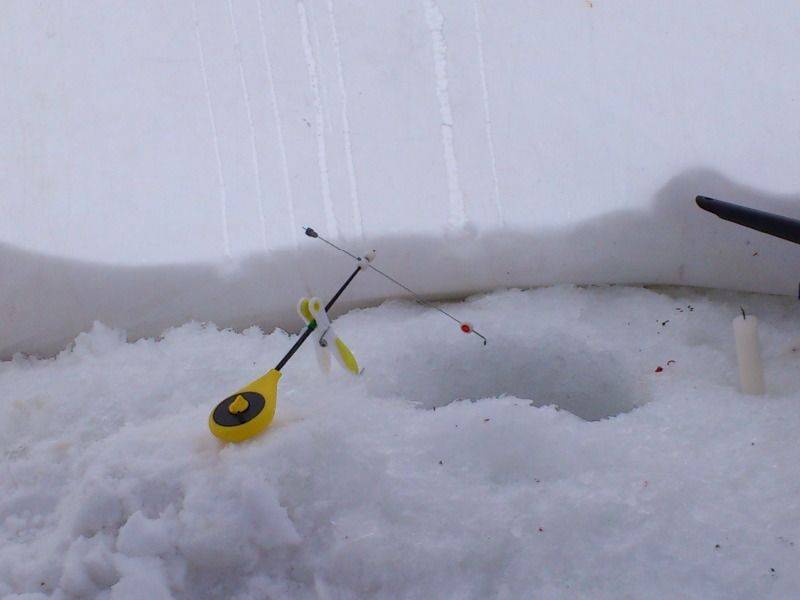 Как сделать снасть «вертолет» для зимней рыбалки своими руками?
