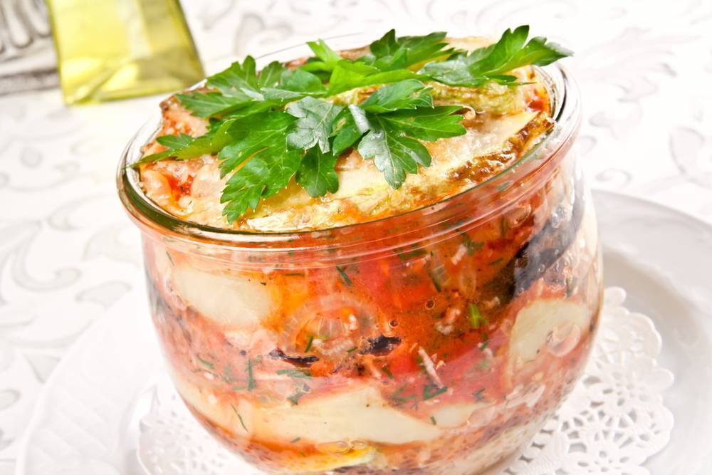 Салат с селедкой на зиму — попробуйте и захотите еще: рецепты с фото и видео