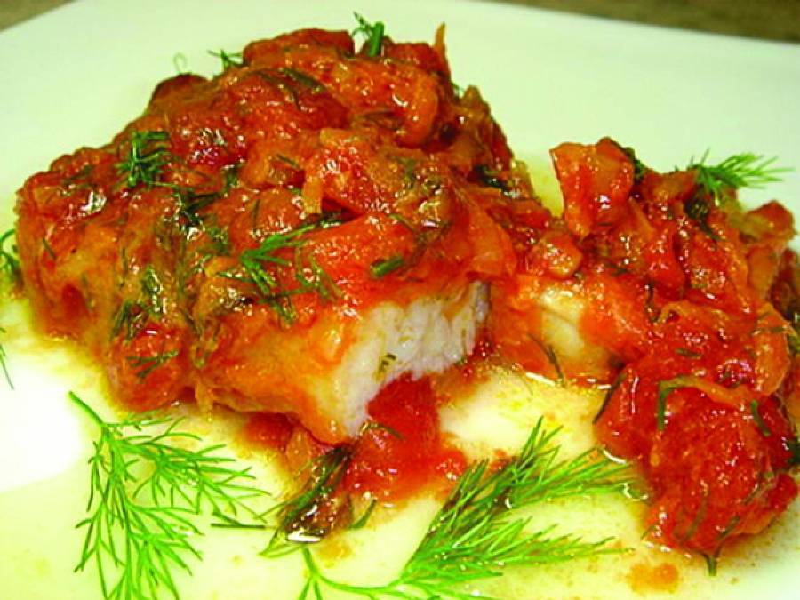 Тушеная рыба в мультиварке (в сметане, томате, с овощами)