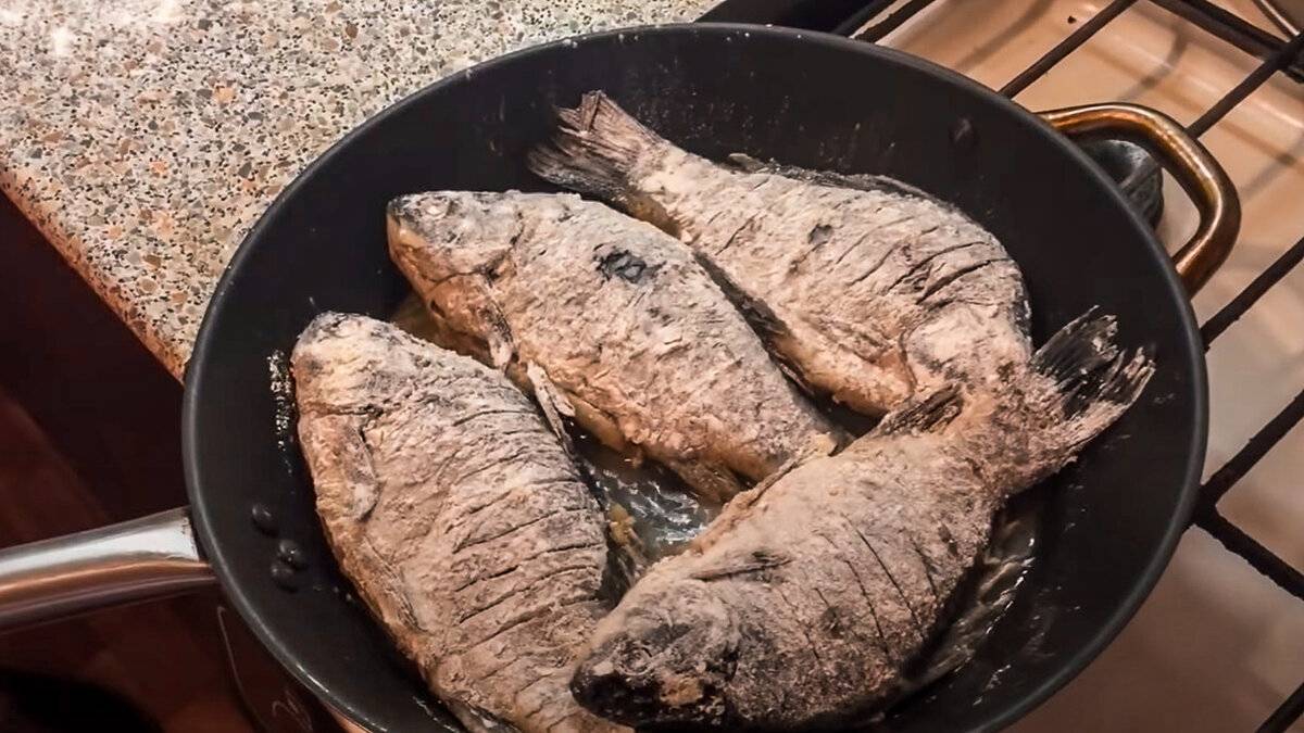 Как потушить рыбу на сковороде вкусно