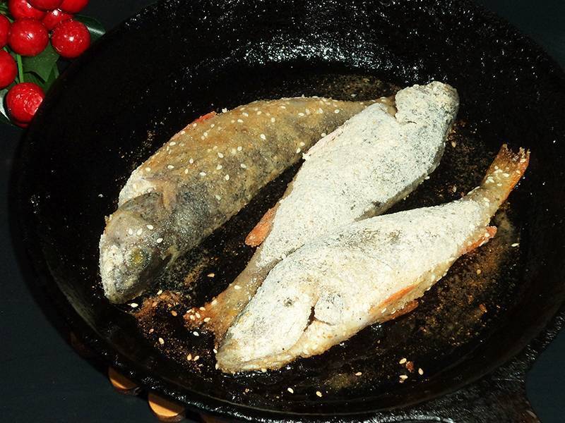 Как вкусно пожарить рыбу на сковороде, чтобы была сочной и не разваливалась