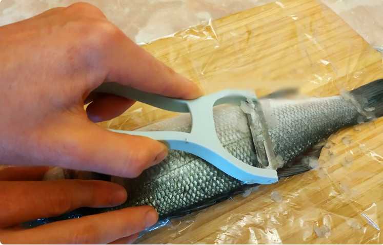 Как почистить рыбу от чешуи быстро и без хлопот