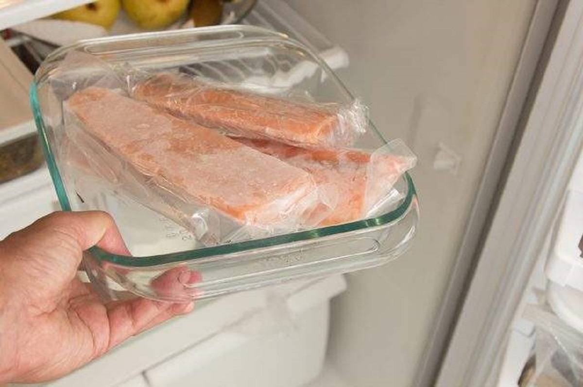 Как хранить соленую красную рыбу в домашних условиях: на длительный срок, сколько хранится
