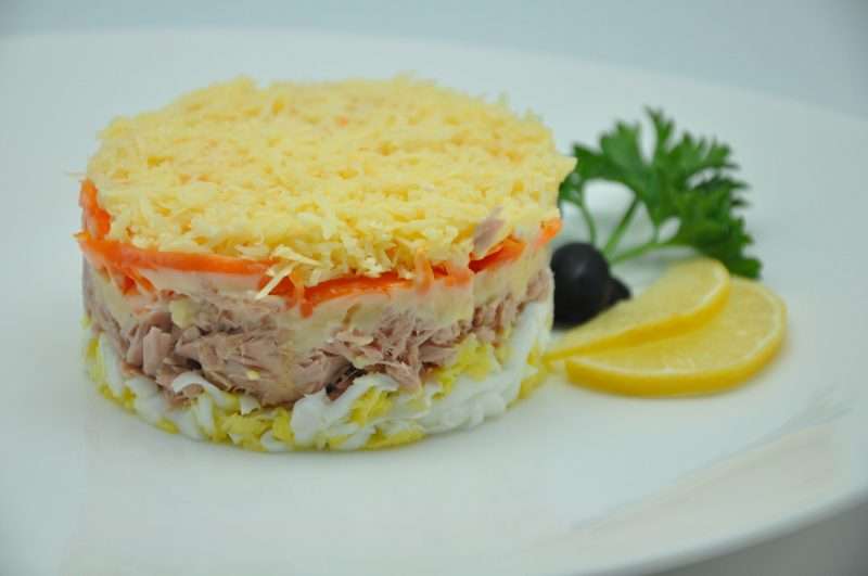 Салат мимоза с рыбными консервами. рецепт с сыром, яйцом, с рисом, с картошкой и без, слои салата