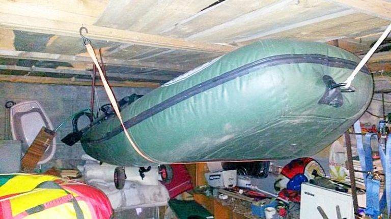 Как хранить лодку из пвх зимой: условия хранения на морозе, под потолком в гараже