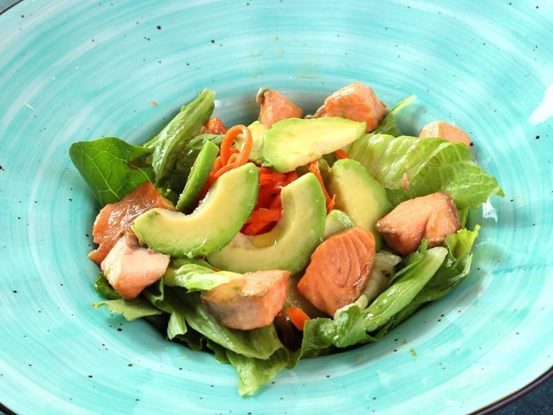 Салат с семгой и авокадо / рыбные салаты / tvcook: пошаговые рецепты с фото