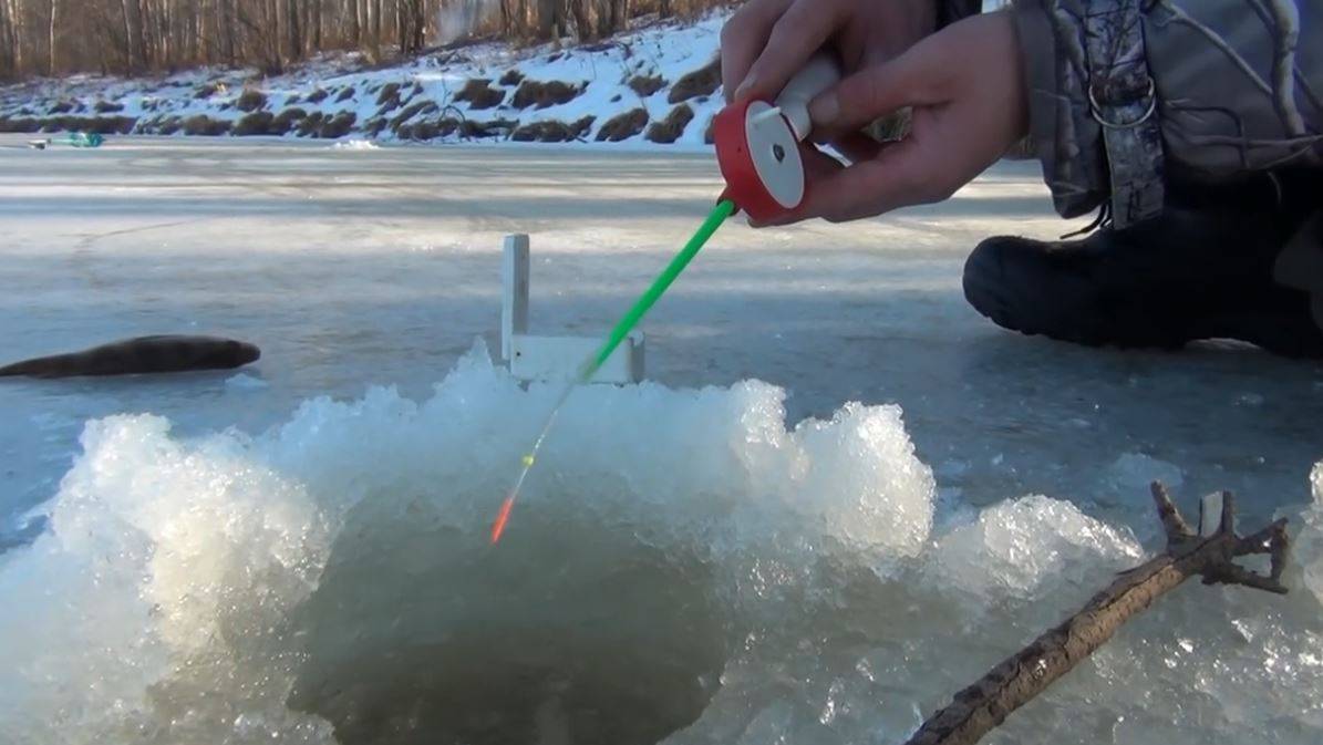 Рыбалка на окуня по первому льду на блесну, балансир и мормышку